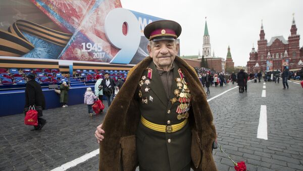 Veterano da 2ª Guerra Mundial, Aleksei Marchenkov, com 94 anos de idade, posa na Praça Vermelha após a Parada da Vitória de 2017 em Moscou - Sputnik Brasil