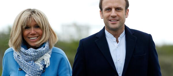 Emmanuel Macron e sua mulher Brigitte Trogneux posam para fotografias em Le Touquet, França, abril 22, 2017 - Sputnik Brasil