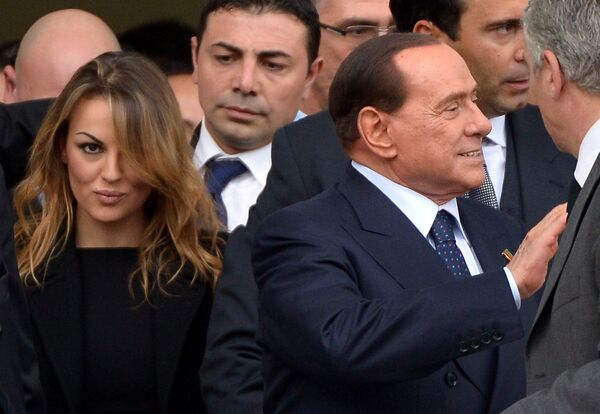 Ex-primeiro-ministro italiano Silvio Berlusconi e sua namorada Francesca Pascale, novembro 16, 2013 - Sputnik Brasil