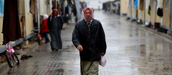 A Syrian refugee man walks in Elbeyli refugee camp near the Turkish-Syrian border in Kilis province, Turkey, December 1, 2016 - Sputnik Brasil