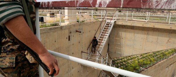 Members of the US-backed Syrian Democratic Forces (SDF), made up of an alliance of Arab and Kurdish fighters, inspect the Tabqa dam on March 27, 2017, which has been recently partially recaptured, as part of their battle for the jihadists' stronghold in nearby Raqa - Sputnik Brasil