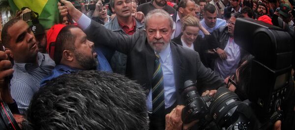 O ex-presidente Lula é recebido por movimentos sociais ao chegar no prédio da Justiça Federal em Curitiba - Sputnik Brasil