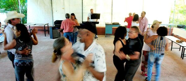 Forró terapia atrai idosos ao centro de referência de Planaltina. - Sputnik Brasil