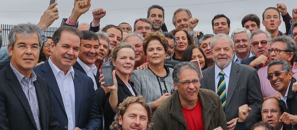 Ex-presidente Lula é recebido por aliados, incluindo a ex-presidenta Dilma Rousseff, em Curitiba Ex-presidente Lula é recebido por aliados, incluindo a ex-presidenta Dilma Rousseff, em Curitiba - Sputnik Brasil