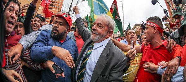 Manifestantes se agitam em torno do ex-presidente Lula em Curitiba - Sputnik Brasil