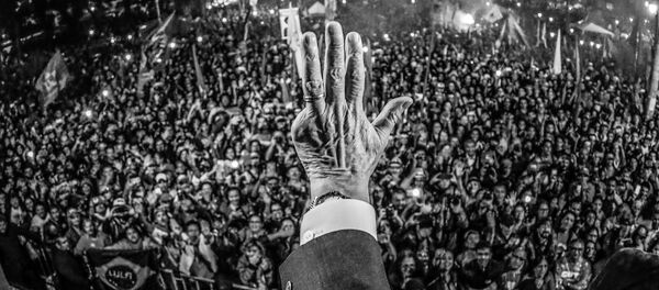Mão do presidente Lula acenando para a multidão durante ato em Curitiba, no Paraná - Sputnik Brasil