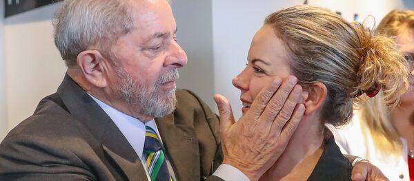 Ex-presidente Lula com a senadora curitibana Gleisi Hoffmann, do PT - Sputnik Brasil