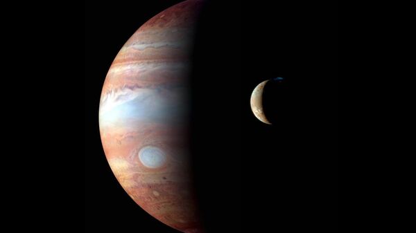Imagem feita pela sonda New Horizons mostra Júpiter e sua lua vulcânica Io - Sputnik Brasil