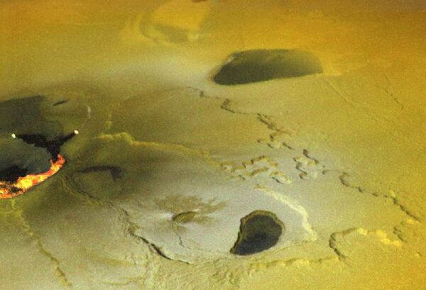 Crateras com lava na superfície de Io, lua de Júpiter  - Sputnik Brasil