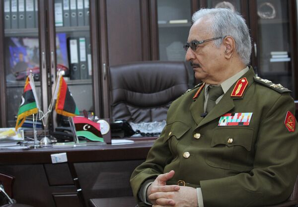 Nesta foto de arquivo de 18 de março de 2015, o General Khalifa Haftar fala durante uma entrevista com a Associated Press em al-Marj, Líbia. - Sputnik Brasil