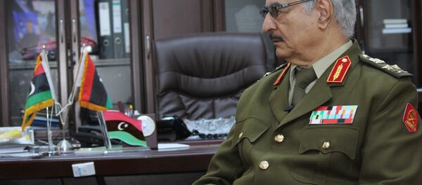 Nesta foto de arquivo de 18 de março de 2015, o General Khalifa Haftar fala durante uma entrevista com a Associated Press em al-Marj, Líbia. - Sputnik Brasil