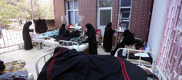 Yemenis suspected of being infected with cholera receive treatment at a hospital in Sanaa on May 6, 2017 - Sputnik Brasil