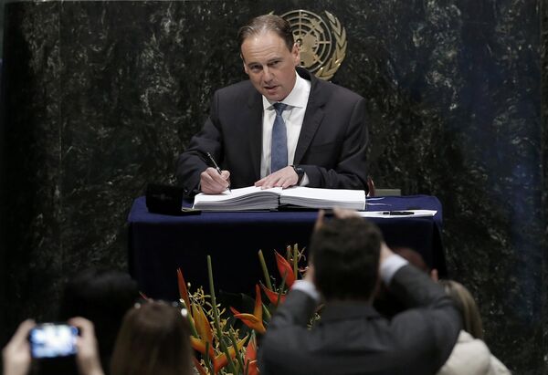 O ministro australiano do Ambiente, Greg Hunt, assina o Acordo de Paris sobre as alterações climáticas na sede das Nações Unidas em Nova Iorque. - Sputnik Brasil