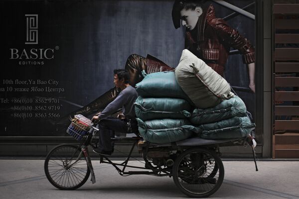 Homem com bicicleta em Pequim - Sputnik Brasil