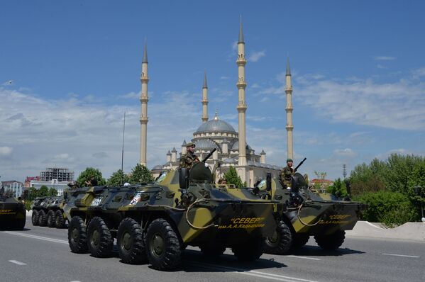Veículos blindados BTR-82A participando do desfile militar por ocasião do Dia da Vitória - Sputnik Brasil