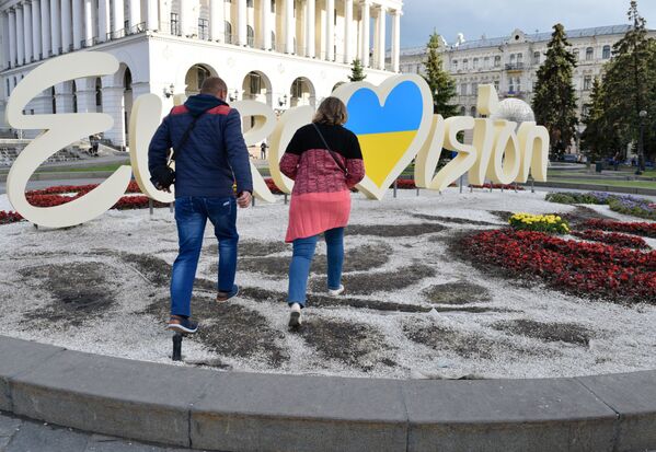 Canteiro de flores espezinhado com o símbolo da Eurovisão em Kiev - Sputnik Brasil