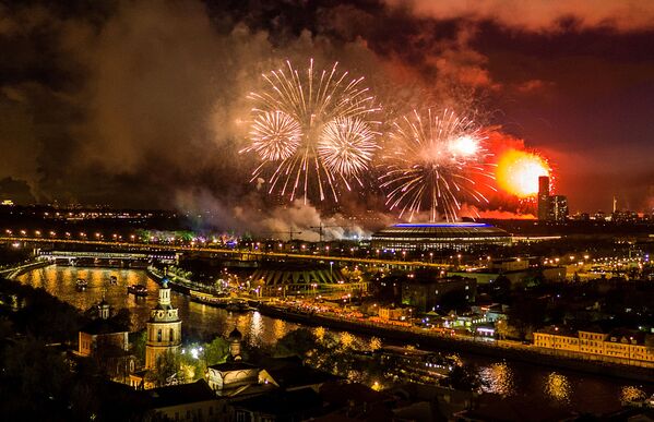 Fogos de artifício por ocasião do Dia da Vitória - Sputnik Brasil