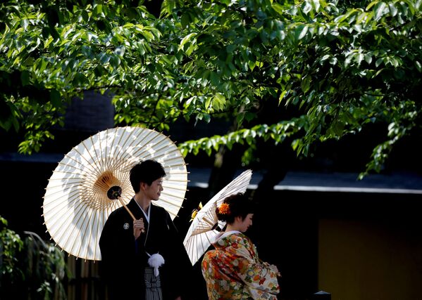 Casal vestido de quimonos tradicionais japoneses participa de sessão de fotos em Kyoto, Japão - Sputnik Brasil
