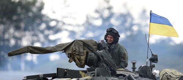 Tanquista ucraniano em veículo blindado T-64BV durante biatlo de tanques da OTAN Strong Europe Tank Challenge 2017, em 12 de maio - Sputnik Brasil