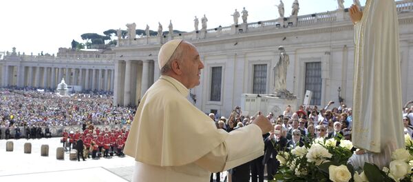 Pope Francis pays homage to the statue of St. Mary of Fatima during his weekly general audience in St. Peter's Square at the Vatican, Wednesday, May 13, 2015. - Sputnik Brasil