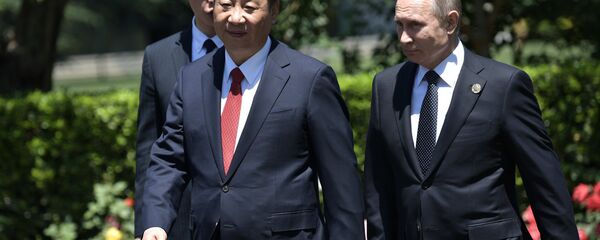 Presidente russo, Vladimir Putin com seu homólogo chinês, Xi Jinping depois do encontro bilateral realizado no âmbito do Fórum Internacional Um Cinturão e Uma Rota, Pequim, 14 de maio de 2017 - Sputnik Brasil