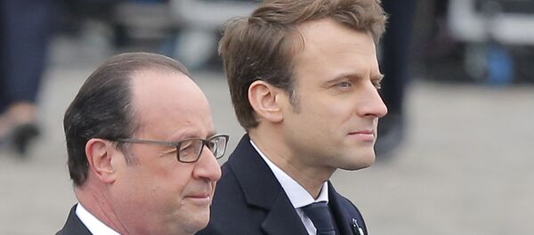 O presidente da França, Francois Holland, e o presidente eleito, Emmanuel Macron, participam de uma cerimônia para marcar o fim da Segunda Guerra Mundial em Paris, França, 8 de maio de 2017. - Sputnik Brasil