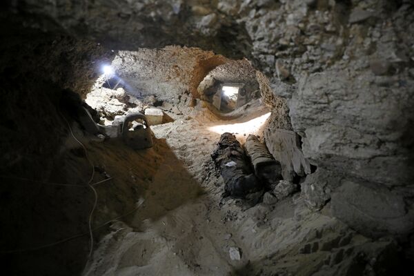 Múmias em sepultura subterrânea na província de Minya, no Egito - Sputnik Brasil