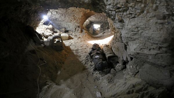 Múmias em sepultura subterrânea na província de Minya, no Egito - Sputnik Brasil