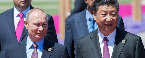 O presidente da Rússia, Vladimir Putin, e seu homologo chinês, Xi Jinping, durante coletiva de imprensa de participantes da mesa redonda Um Cinturão e Uma Rota na China, 15 de maio de 2017 - Sputnik Brasil