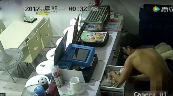 Ladrão 'sem noção' tira a roupa para invadir restaurante e foge de avental - Sputnik Brasil