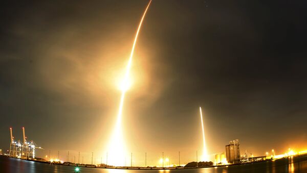 A long exposure photograph shows the SpaceX Falcon 9 lifting off (L) from its launch pad and then returning to a landing zone (R) at the Cape Canaveral Air Force Station, on the launcher's first mission since a June failure, in Cape Canaveral, Florida, December 21, 2015 - Sputnik Brasil