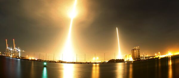 A long exposure photograph shows the SpaceX Falcon 9 lifting off (L) from its launch pad and then returning to a landing zone (R) at the Cape Canaveral Air Force Station, on the launcher's first mission since a June failure, in Cape Canaveral, Florida, December 21, 2015 A long exposure photograph shows the SpaceX Falcon 9 lifting off (L) from its launch pad and then returning to a landing zone (R) at the Cape Canaveral Air Force Station, on the launcher's first mission since a June failure, in Cape Canaveral, Florida, December 21, 2015 - Sputnik Brasil