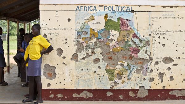 Students line up outside a classroom with a map of Africa on its wall, in Yei, in southern South Sudan (File) - Sputnik Brasil