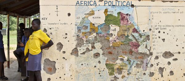 Students line up outside a classroom with a map of Africa on its wall, in Yei, in southern South Sudan (File) - Sputnik Brasil