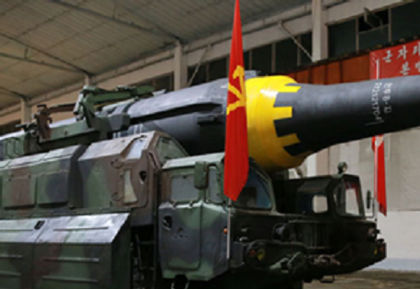 Kim Jong-un observa míssil Hwasong-12 - Sputnik Brasil