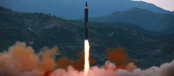 Teste de míssil norte-coreano Hwasong-12 - Sputnik Brasil