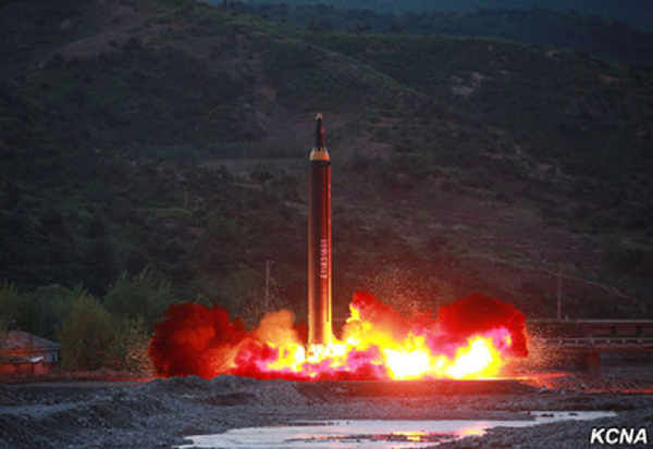 Lançamento do míssil Hwasong-12 (foto de arquivo) - Sputnik Brasil