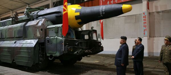 Kim Jong-un observa míssil balístico de longo alcance Hwasong-12 (foto de arquivo) - Sputnik Brasil