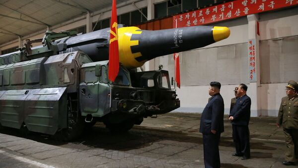 Kim Jong-un observa míssil balístico de longo alcance Hwasong-12. - Sputnik Brasil