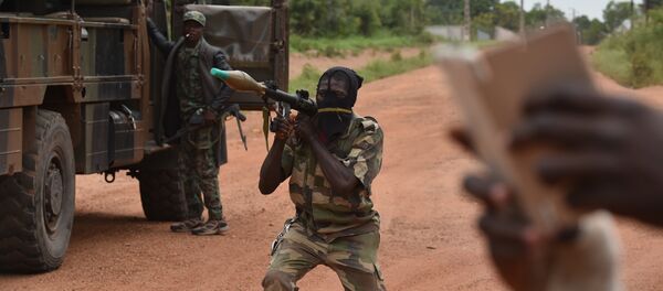 Militar rebelde com lançador de foguetes nas mãos na cidade de Bouaké na Costa do Marfim, 15 de maio de 2017 - Sputnik Brasil