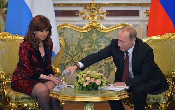 Encontro entre Vladimir Putin e Cristina Fernández de Kirchner em 23 de abril de 2015 - Sputnik Brasil