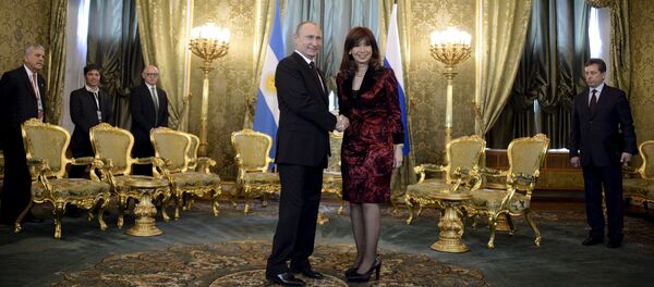 O Presidente da Rússia Vladimir Putin e Presidente da Argentina Cristina Kirchner apertam as mãos durante reunião em Moscou, 23 de abrill, 2015 - Sputnik Brasil