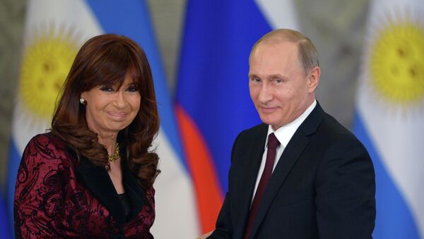 Presidente da Rússia Vladimir Putin e presidente da Argentina Cristina Kirchner durante reunião em Moscou, 23 de abrill, 2015 - Sputnik Brasil