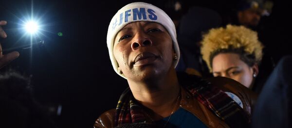 Mãe de Michael Brown Leslie McSpadden chora em Ferguson, Missouri - Sputnik Brasil