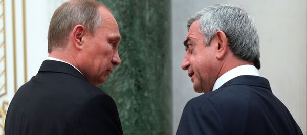 Vladimir Putin, presidente da Rússia, e Serge Sargysian, presidente da Armênia, conversam em Minsk, Bielorrússia, 10 de outubro de 2014 - Sputnik Brasil