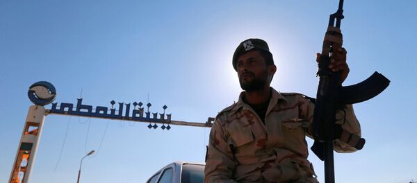 Militante das forças líbias leais a Khalifa Haftar (foto de arquivo) - Sputnik Brasil