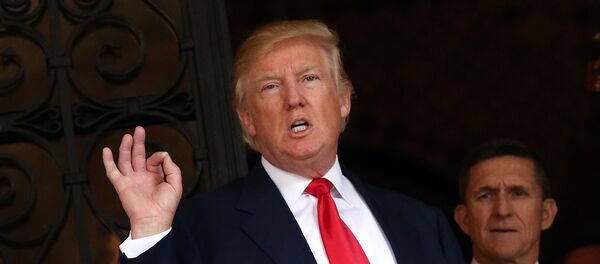U.S. President-elect Donald Trump talks to members of the media as Retired U.S. Army Lieutenant General Michael Flynn stands next to him at Mar-a-Lago estate in Palm Beach, Florida - Sputnik Brasil