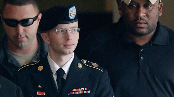 Chelsea Elizabeth Manning, nascida sob o sexo masculino e de nome Bradley Edward Manning, está saíndo do tribunal militar. (foto de arquivo) - Sputnik Brasil