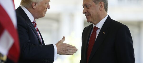 O presidente dos EUA, Donald Trump, conversa com o presidente da Turquia, Recep Tayyip Erdogan, na chegada entrada da Ala Oeste da Casa Branca, em Washington, EUA, em 16 de maio de 2017. O presidente dos EUA, Donald Trump, conversa com o presidente da Turquia, Recep Tayyip Erdogan, na chegada entrada da Ala Oeste da Casa Branca, em Washington, EUA, em 16 de maio de 2017. - Sputnik Brasil