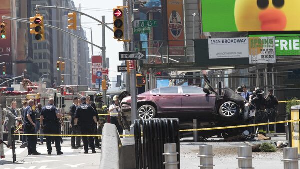 A car rests on a security barrier in New York's Times Square after driving through a crowd of pedestrians, injuring at least a dozen people, Thursday, May 18, 2017. - Sputnik Brasil